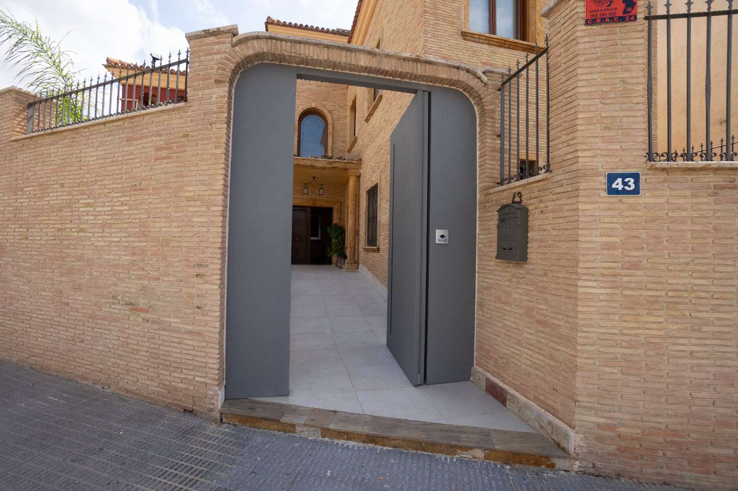 VILLA DE LUJO CON PISCINA CLIMATIZADA, GIMNASIO Y SAUNA EN ORIHUELA