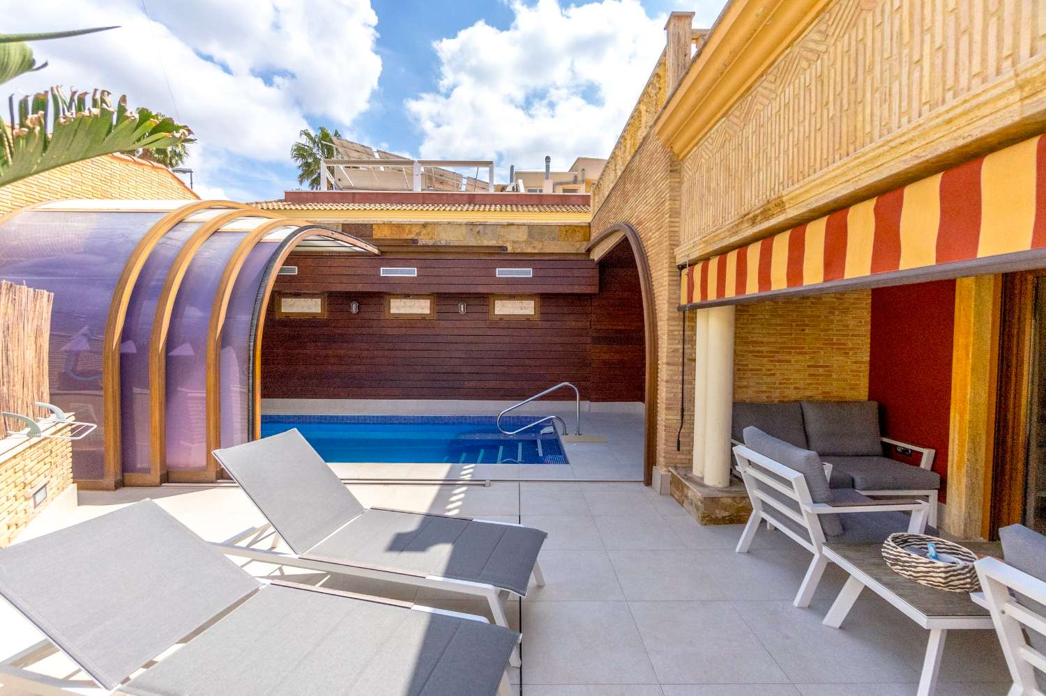 VILLA DE LUJO CON PISCINA CLIMATIZADA, GIMNASIO Y SAUNA EN ORIHUELA