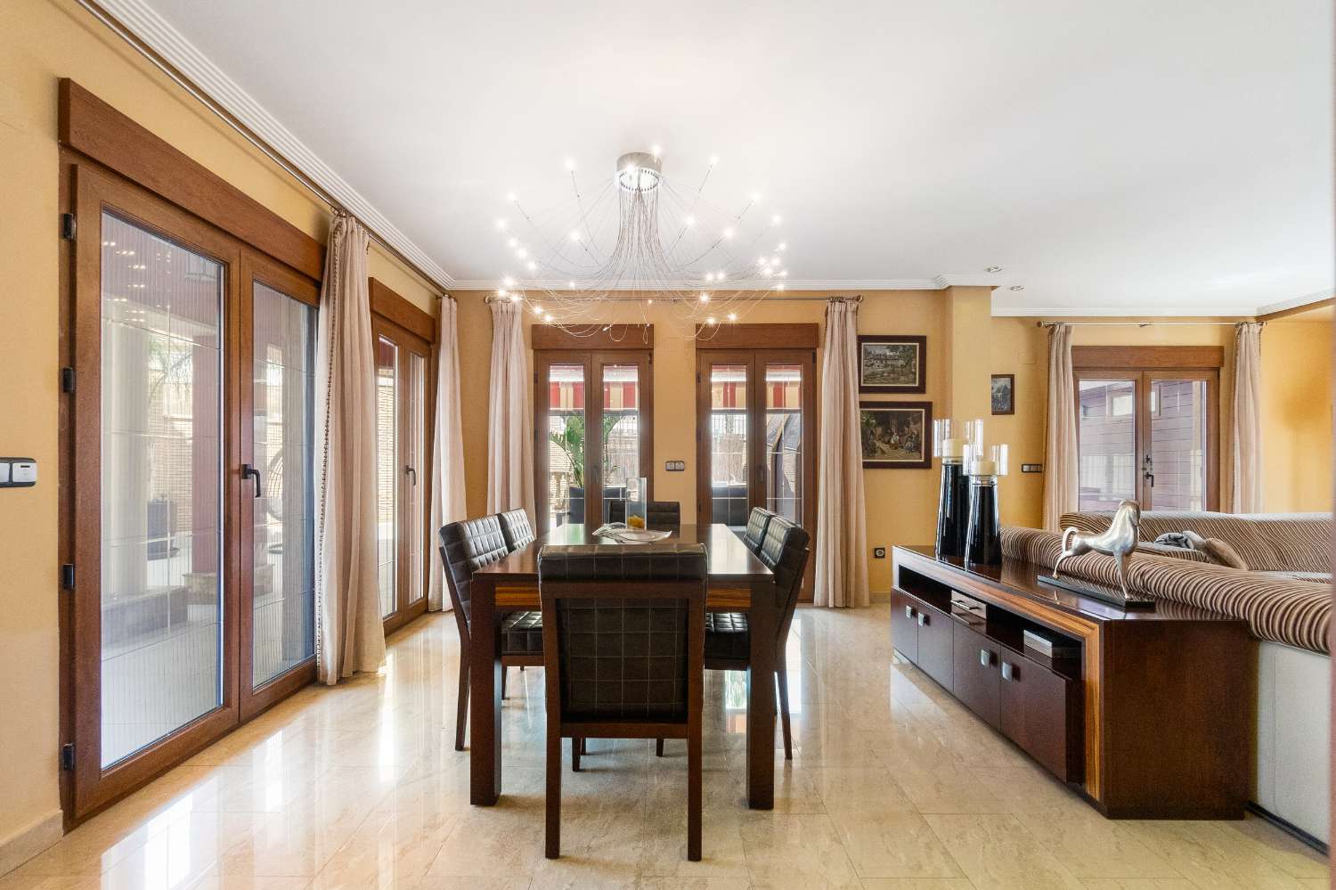 VILLA DE LUJO CON PISCINA CLIMATIZADA, GIMNASIO Y SAUNA EN ORIHUELA