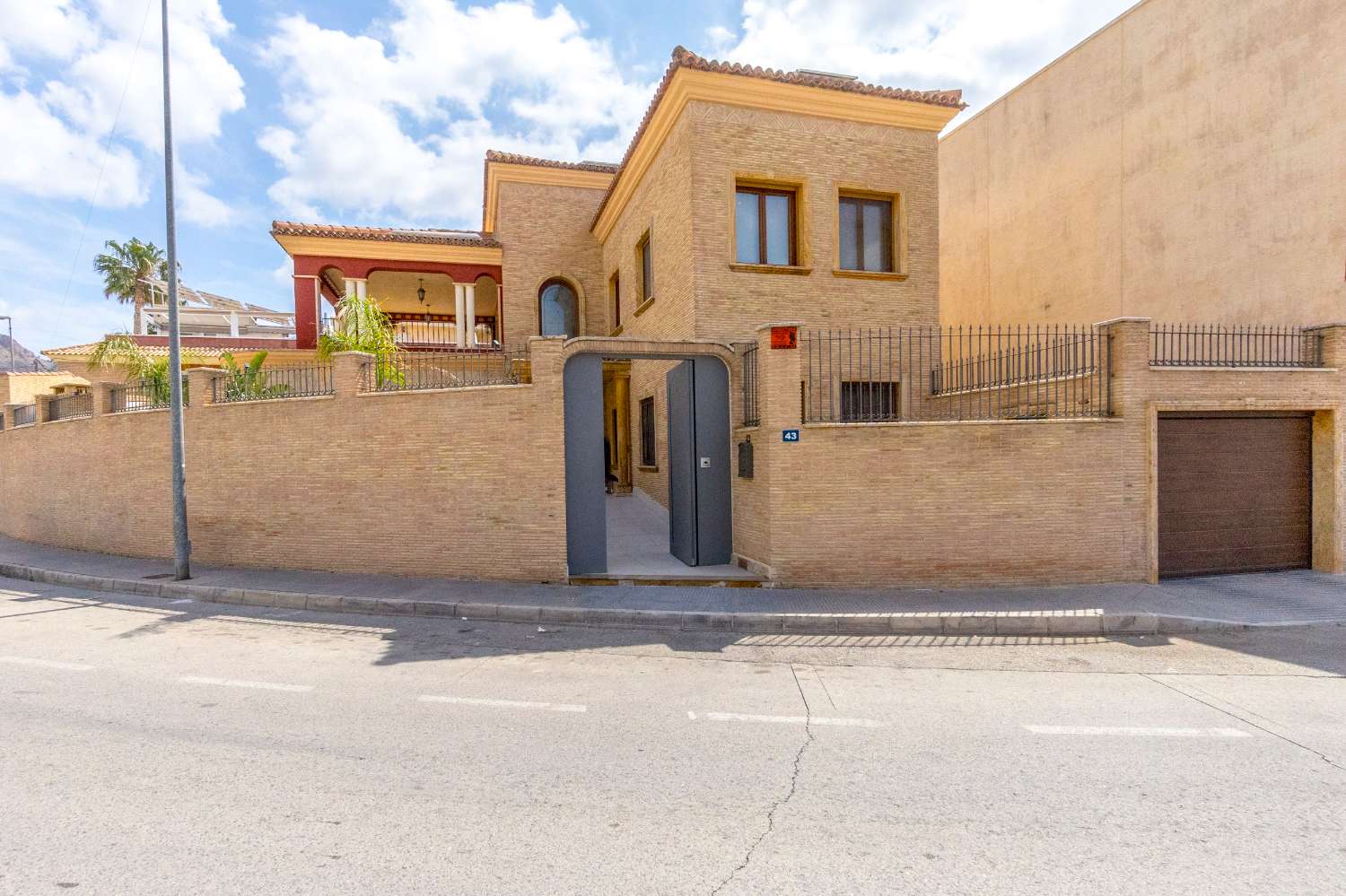 VILLA DE LUJO CON PISCINA CLIMATIZADA, GIMNASIO Y SAUNA EN ORIHUELA