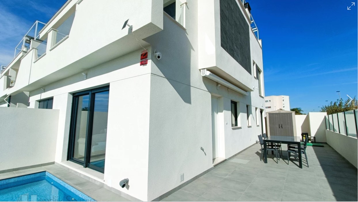 CASA D'ANGOLO ESPOSTA A SUD A 500 M DALLA SPIAGGIA CON PISCINA RISCALDATA E GRANDE TERRAZZA SUL TETTO A SANTIAGO DE LA RIBERA