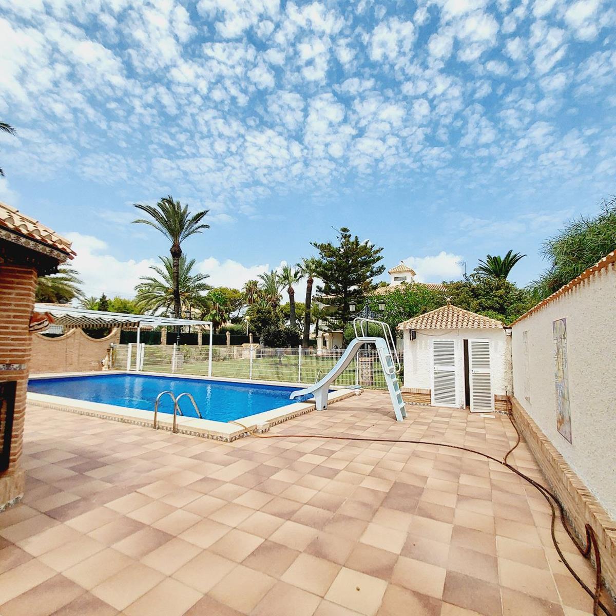 EXKLUSIVE FREISTEHENDE VILLA 100 METER VOM MEER ENTFERNT IN CABO ROIG MIT EINEM GRUNDSTÜCK VON 1.500 M² UND PRIVATEM POOL