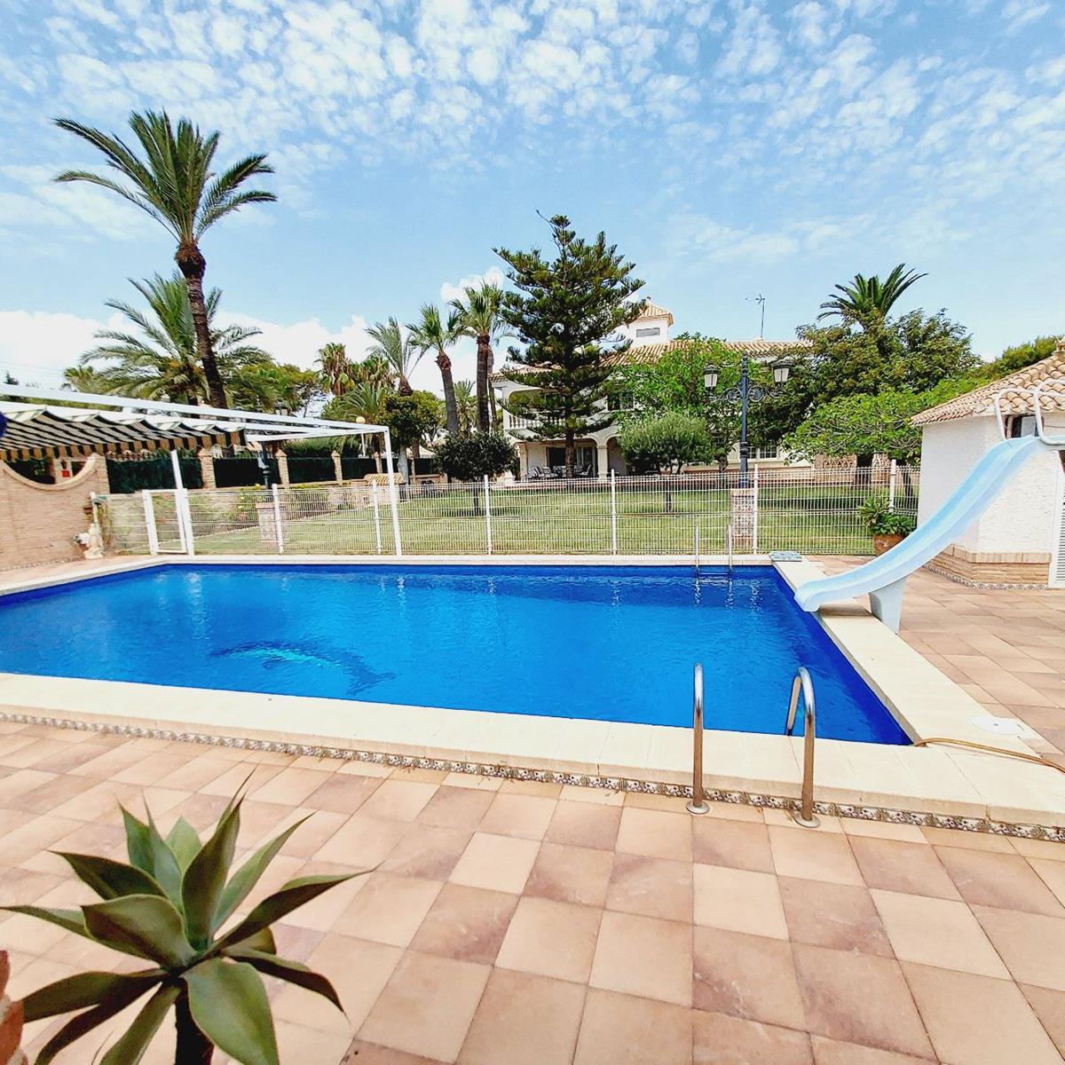 EXKLUSIVE FREISTEHENDE VILLA 100 METER VOM MEER ENTFERNT IN CABO ROIG MIT EINEM GRUNDSTÜCK VON 1.500 M² UND PRIVATEM POOL