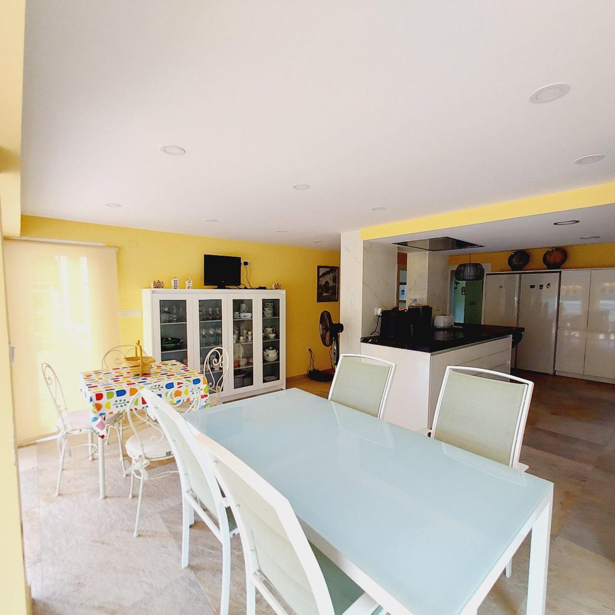 EXKLUSIVE FREISTEHENDE VILLA 100 METER VOM MEER ENTFERNT IN CABO ROIG MIT EINEM GRUNDSTÜCK VON 1.500 M² UND PRIVATEM POOL