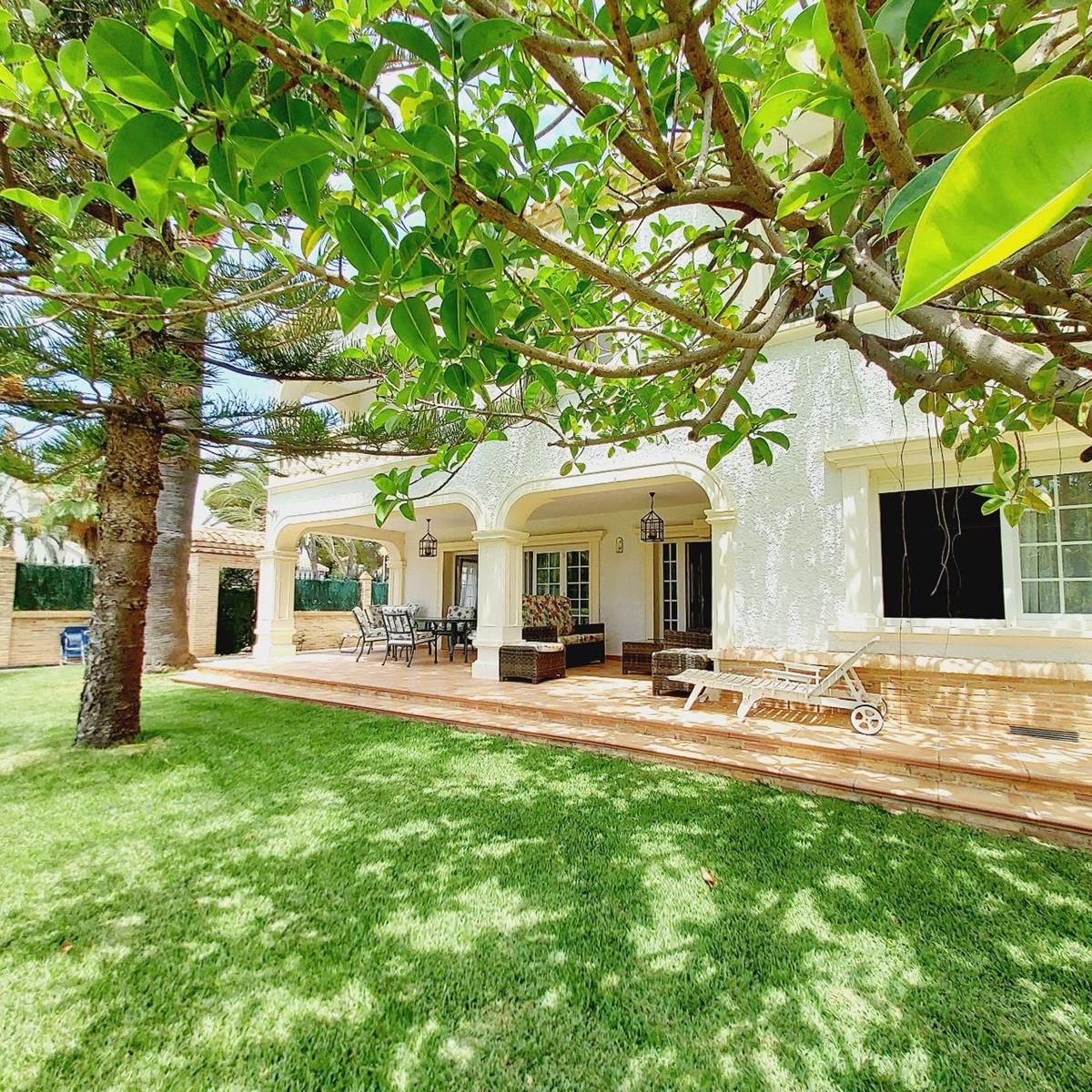 EXKLUSIVE FREISTEHENDE VILLA 100 METER VOM MEER ENTFERNT IN CABO ROIG MIT EINEM GRUNDSTÜCK VON 1.500 M² UND PRIVATEM POOL