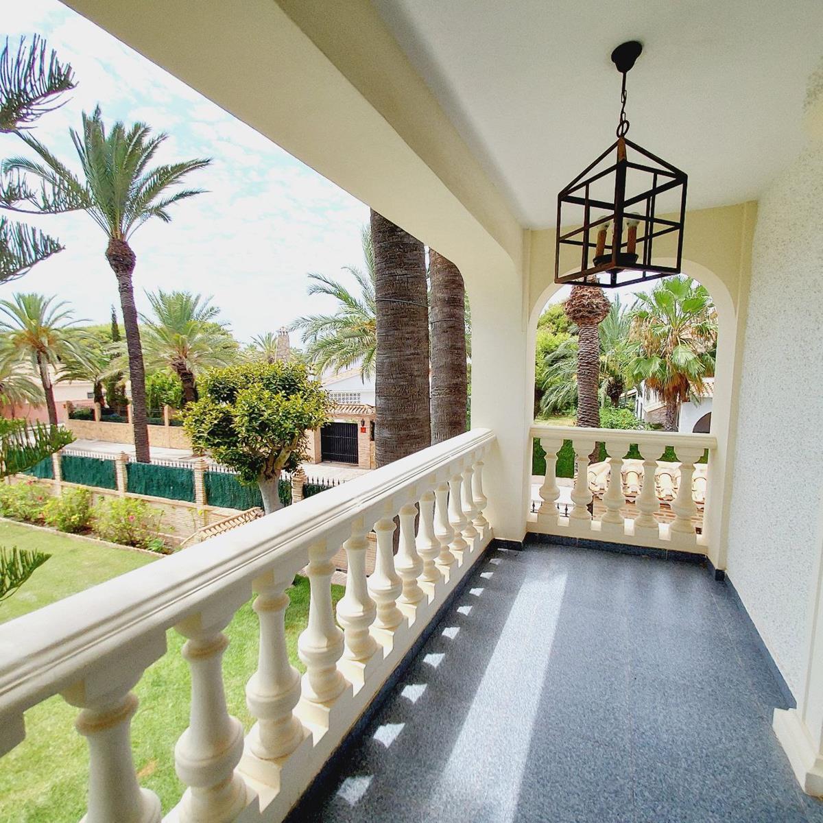 EXKLUSIVE FREISTEHENDE VILLA 100 METER VOM MEER ENTFERNT IN CABO ROIG MIT EINEM GRUNDSTÜCK VON 1.500 M² UND PRIVATEM POOL