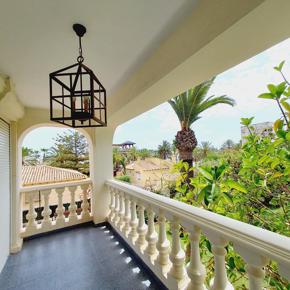 EXKLUSIVE FREISTEHENDE VILLA 100 METER VOM MEER ENTFERNT IN CABO ROIG MIT EINEM GRUNDSTÜCK VON 1.500 M² UND PRIVATEM POOL