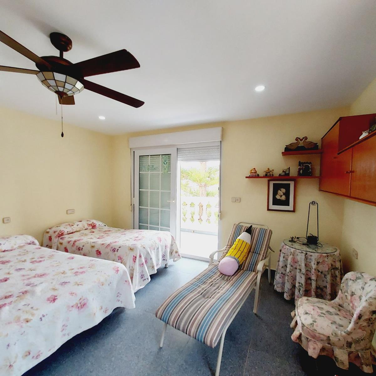 EXKLUSIVE FREISTEHENDE VILLA 100 METER VOM MEER ENTFERNT IN CABO ROIG MIT EINEM GRUNDSTÜCK VON 1.500 M² UND PRIVATEM POOL