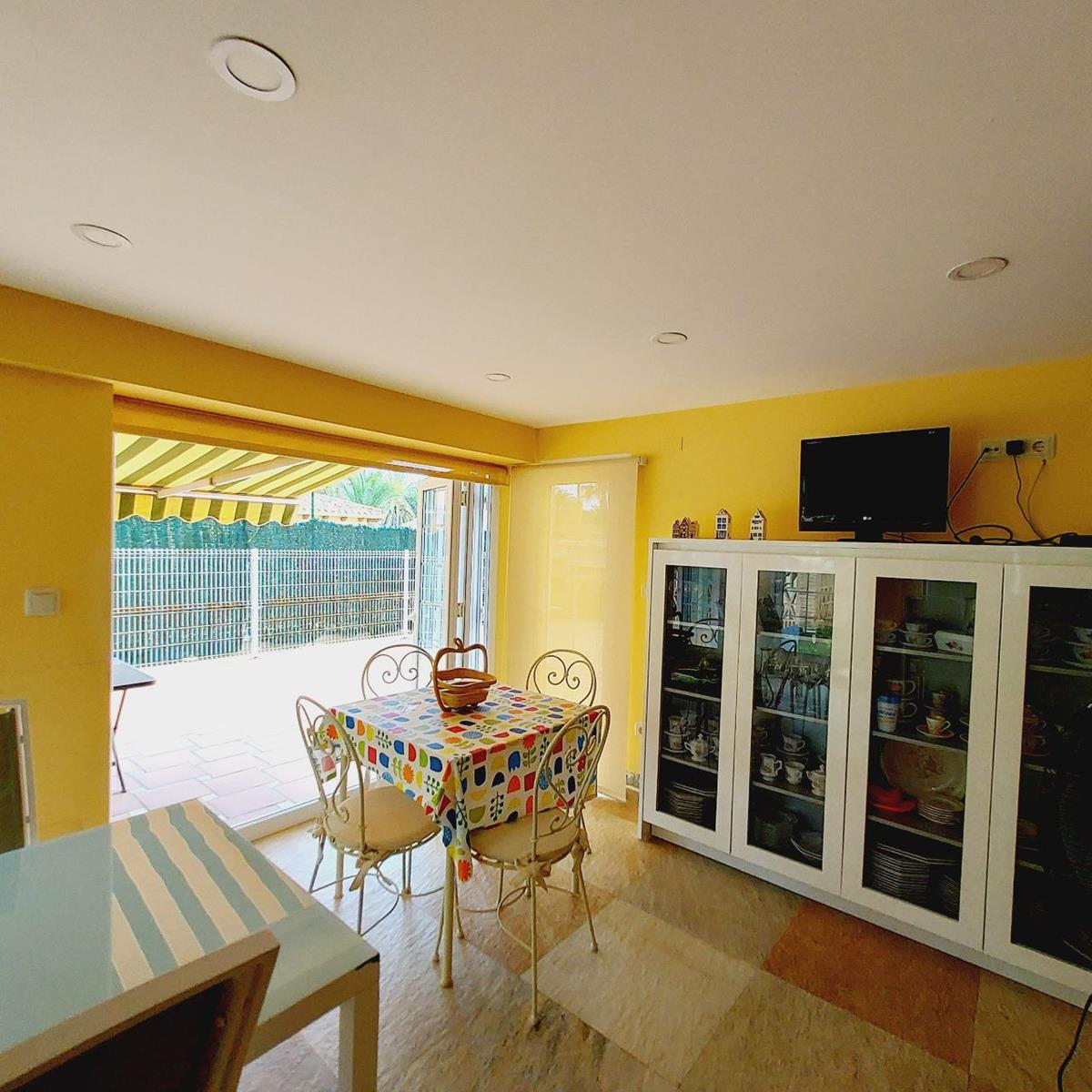 EXKLUSIVE FREISTEHENDE VILLA 100 METER VOM MEER ENTFERNT IN CABO ROIG MIT EINEM GRUNDSTÜCK VON 1.500 M² UND PRIVATEM POOL