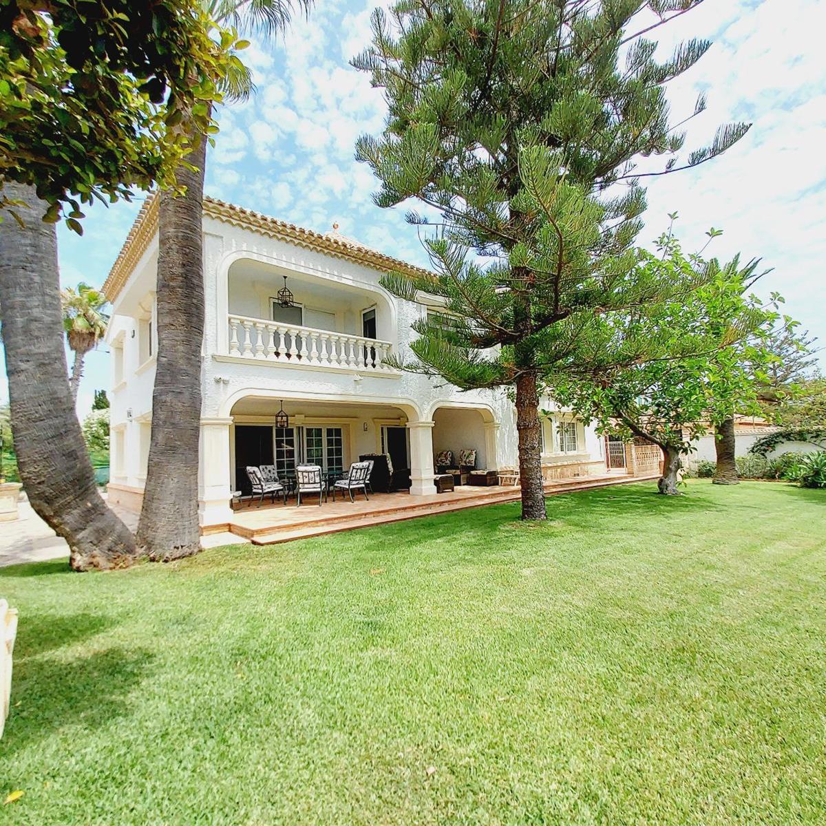 EXKLUSIVE FREISTEHENDE VILLA 100 METER VOM MEER ENTFERNT IN CABO ROIG MIT EINEM GRUNDSTÜCK VON 1.500 M² UND PRIVATEM POOL
