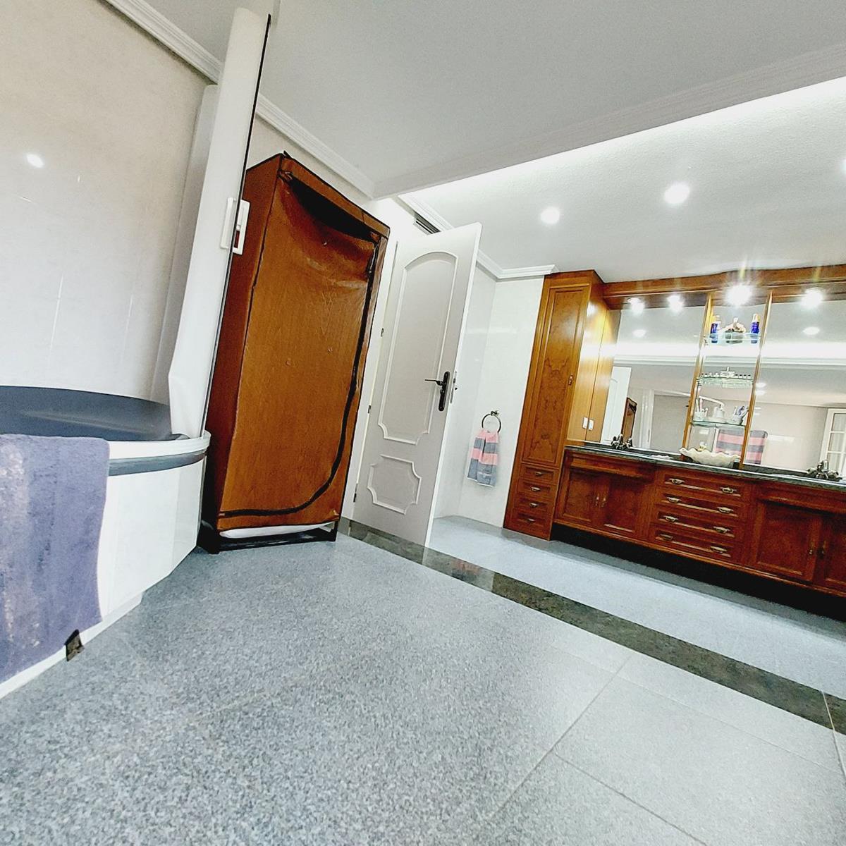 EXKLUSIVE FREISTEHENDE VILLA 100 METER VOM MEER ENTFERNT IN CABO ROIG MIT EINEM GRUNDSTÜCK VON 1.500 M² UND PRIVATEM POOL