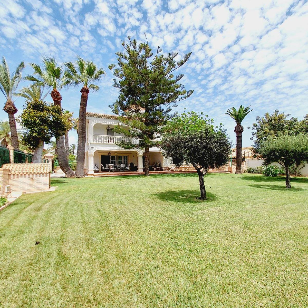 EXKLUSIVE FREISTEHENDE VILLA 100 METER VOM MEER ENTFERNT IN CABO ROIG MIT EINEM GRUNDSTÜCK VON 1.500 M² UND PRIVATEM POOL