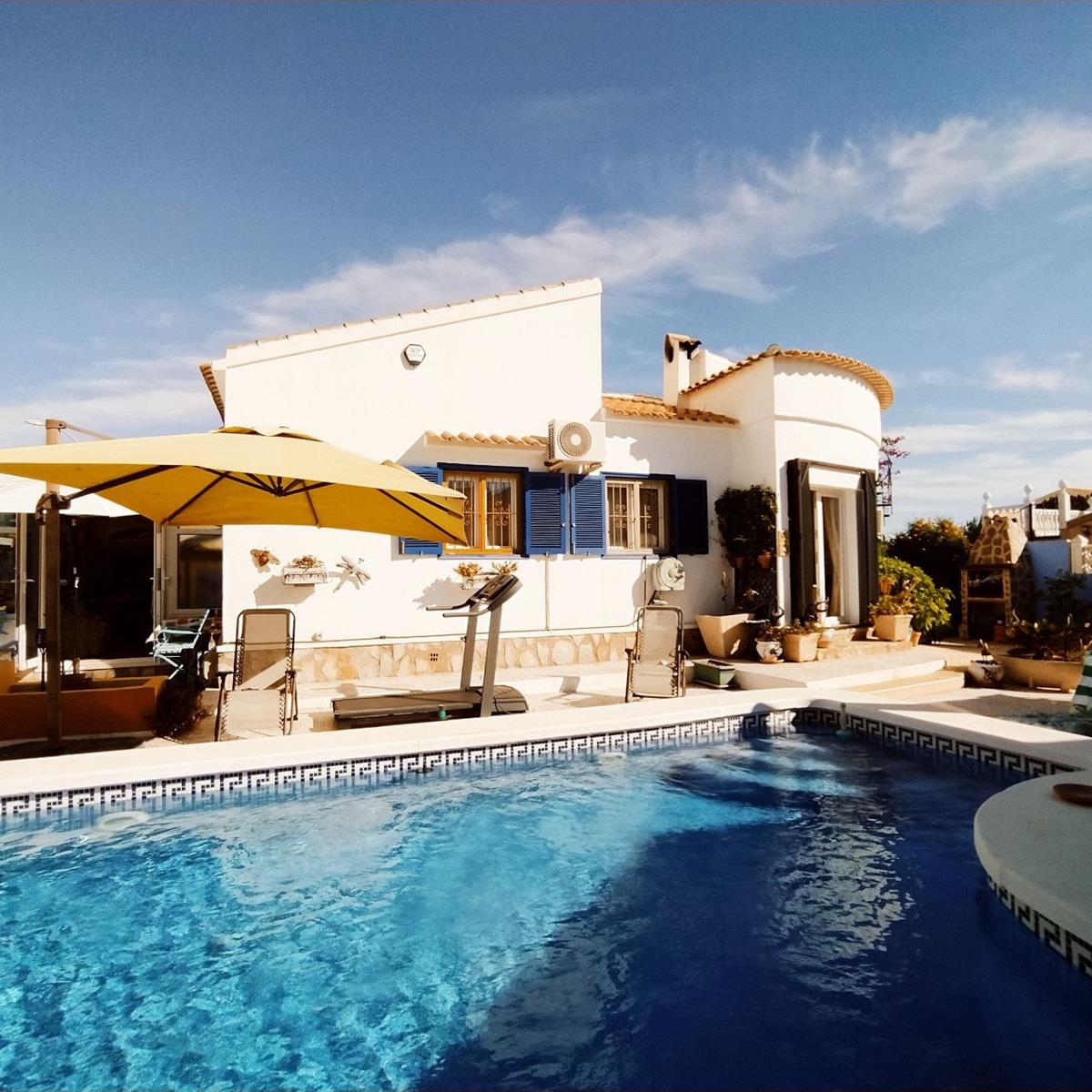 UNIQUE VILLA IN ORIHUELA COSTA WITH PRIVATE POOL, GARDEN AND OUTDOOR KITCHEN