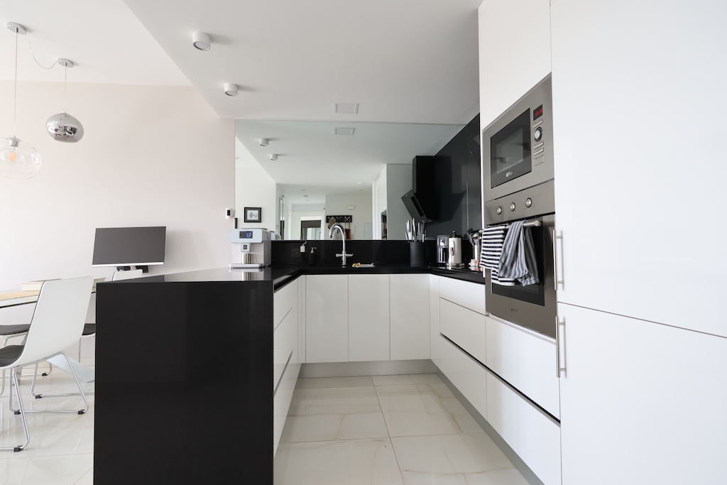 APPARTEMENT MODERNE DANS UN QUARTIER RÉSIDENTIEL EXCLUSIF AMANECER 3 AVEC GRANDE TERRASSE ET DEUX PLACES DE PARKING