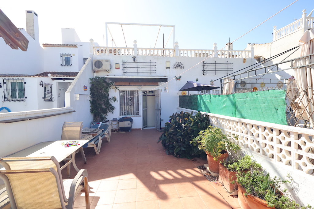 SEMI-DETACHED DUPLEX IN LOMAS DEL GOLF, VILLAMARTIN: SPACE, LIGHT AND SEA VIEWS, READY TO MOVE INTO