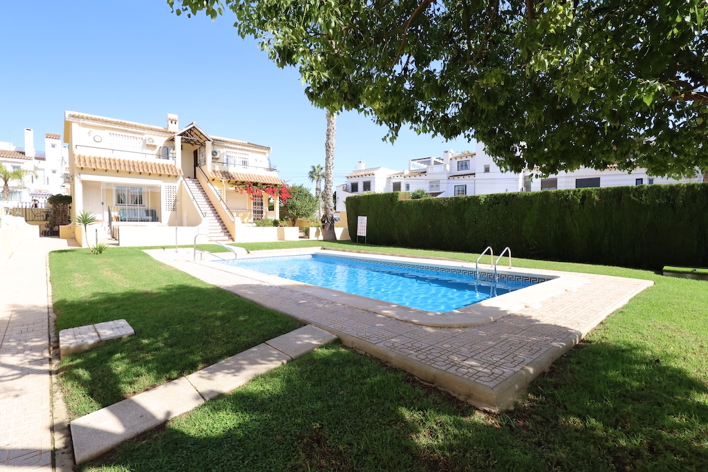 SEMI-DETACHED DUPLEX IN LOMAS DEL GOLF, VILLAMARTIN: SPACE, LIGHT AND SEA VIEWS, READY TO MOVE INTO