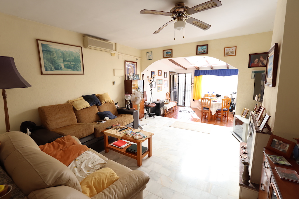 SEMI-DETACHED DUPLEX IN LOMAS DEL GOLF, VILLAMARTIN: SPACE, LIGHT AND SEA VIEWS, READY TO MOVE INTO