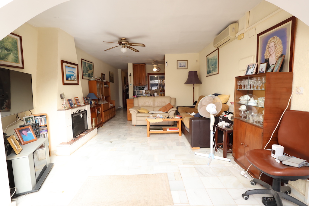 SEMI-DETACHED DUPLEX IN LOMAS DEL GOLF, VILLAMARTIN: SPACE, LIGHT AND SEA VIEWS, READY TO MOVE INTO