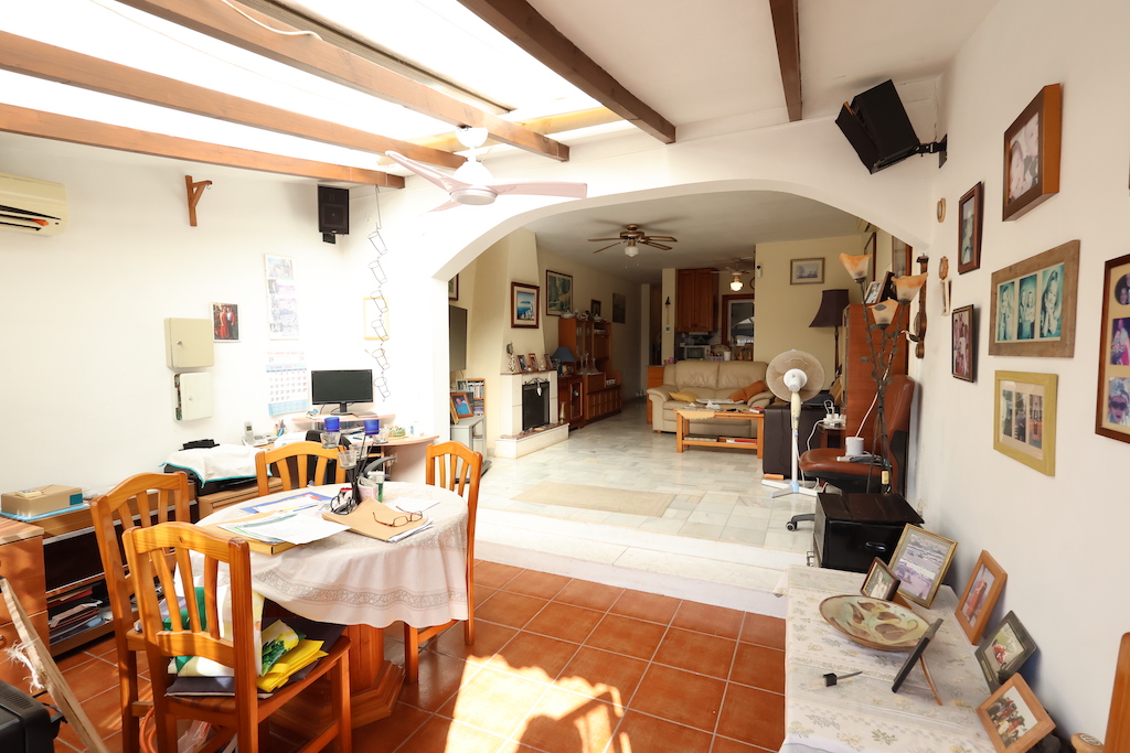 SEMI-DETACHED DUPLEX IN LOMAS DEL GOLF, VILLAMARTIN: SPACE, LIGHT AND SEA VIEWS, READY TO MOVE INTO