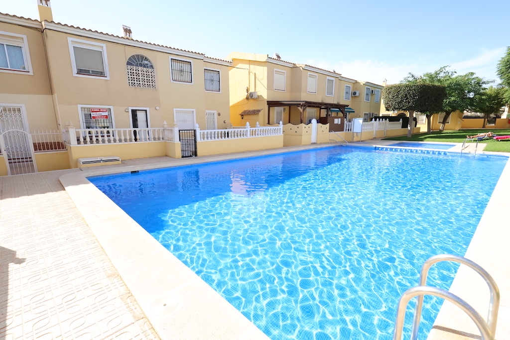 SEMI-DETACHED DUPLEX IN LOMAS DEL GOLF, VILLAMARTIN: SPACE, LIGHT AND SEA VIEWS, READY TO MOVE INTO