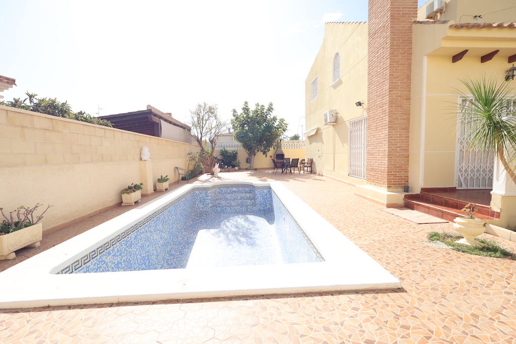 VILLA INDIVIDUELLE À PLAYA FLAMENCA, À SEULEMENT 250 MÈTRES DE LA PLAGE, AVEC PISCINE, ESPACE BARBECUE ET GRANDS ESPACES