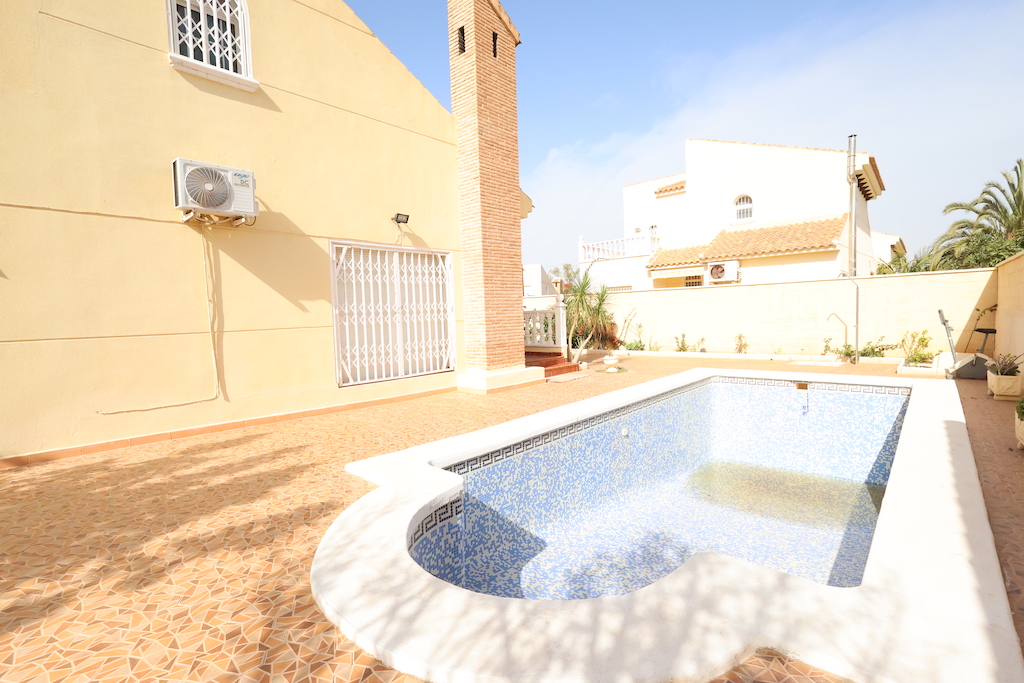 VILLA INDIVIDUELLE À PLAYA FLAMENCA, À SEULEMENT 250 MÈTRES DE LA PLAGE, AVEC PISCINE, ESPACE BARBECUE ET GRANDS ESPACES
