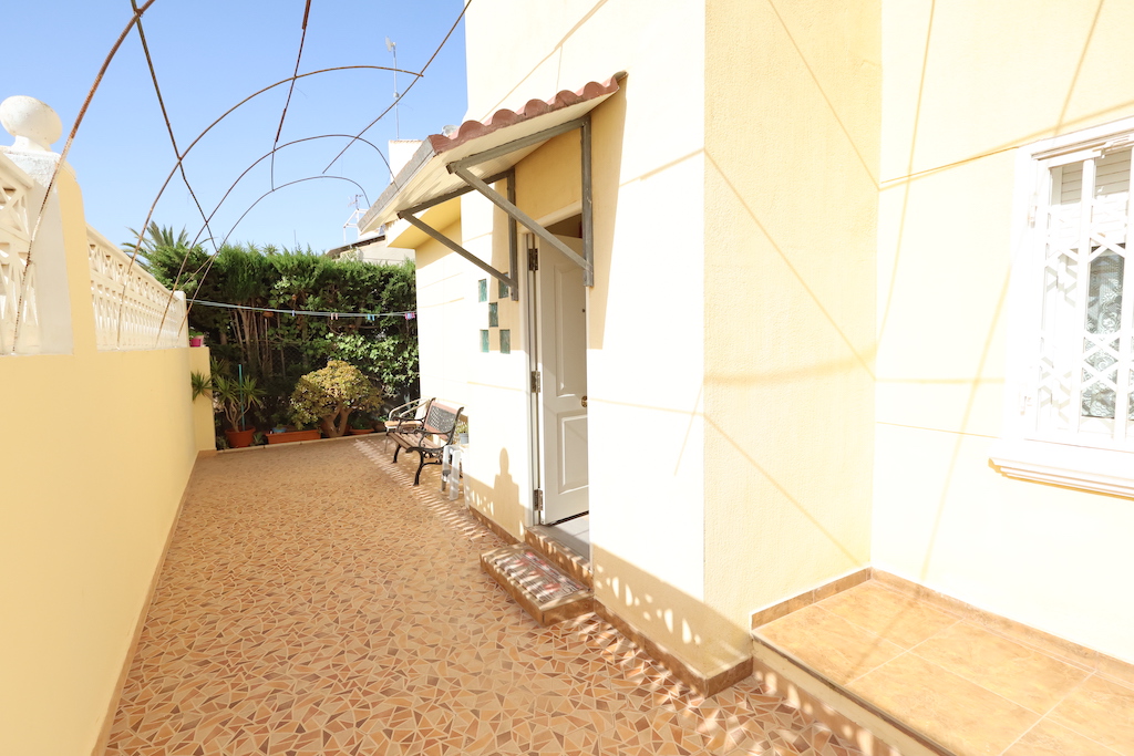 VILLA INDIVIDUELLE À PLAYA FLAMENCA, À SEULEMENT 250 MÈTRES DE LA PLAGE, AVEC PISCINE, ESPACE BARBECUE ET GRANDS ESPACES