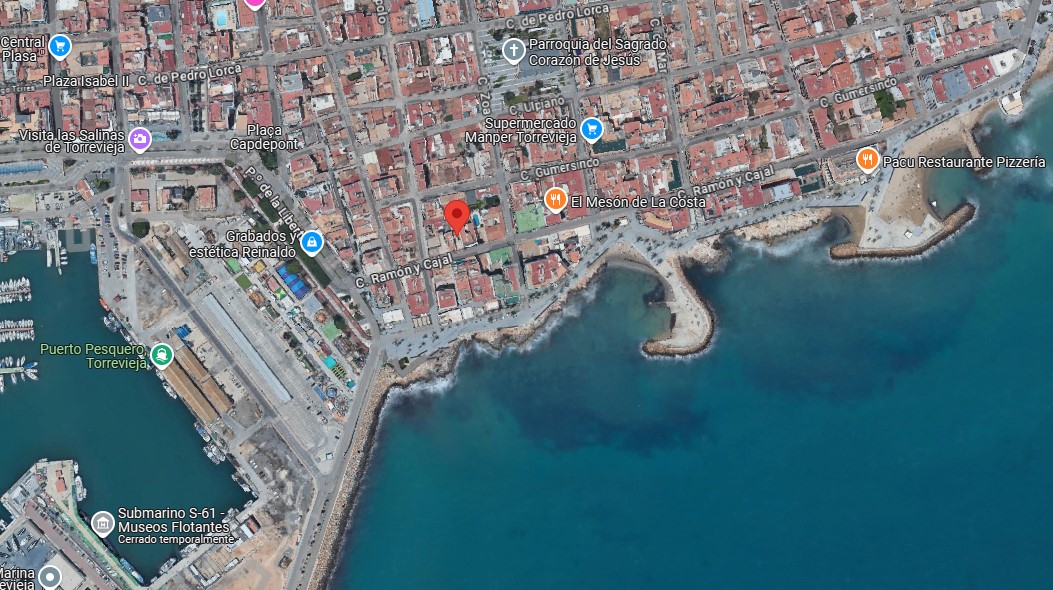 COMMERCIEEL PAND MET PUB- EN HUISVERGUNNING IN HET CENTRUM VAN TORREVIEJA, NAAST DE PASEO VISTALEGRE