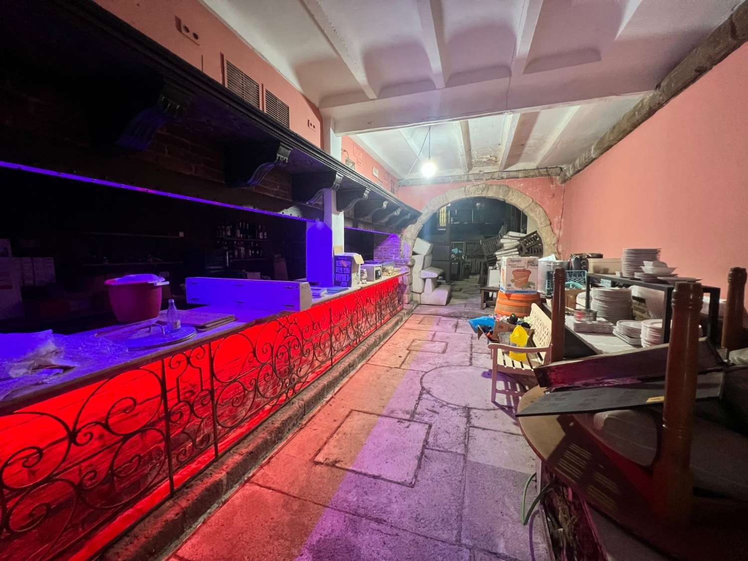 COMMERCIEEL PAND MET PUB- EN HUISVERGUNNING IN HET CENTRUM VAN TORREVIEJA, NAAST DE PASEO VISTALEGRE