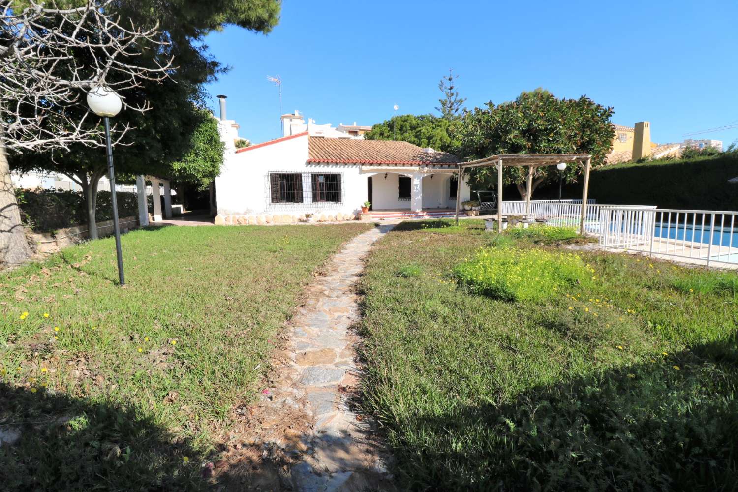 VILLA SPECTACULAIRE À PUNTA PRIMA, ORIHUELA COSTA, AVEC PISCINE PRIVÉE ET VUE SUR LA MER