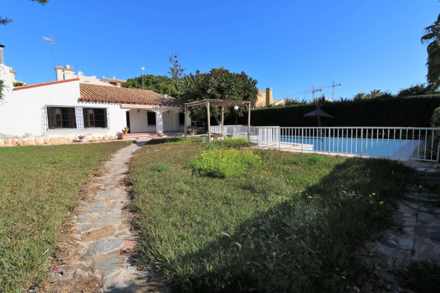 VILLA SPECTACULAIRE À PUNTA PRIMA, ORIHUELA COSTA, AVEC PISCINE PRIVÉE ET VUE SUR LA MER