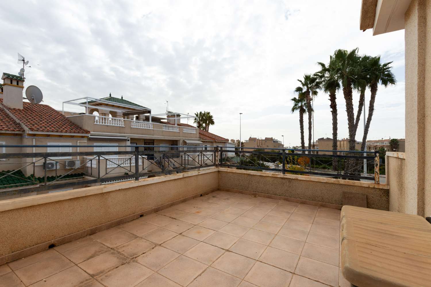 APARTAMENTO DE ESQUINA EN LA FLORIDA: DISEÑO MODERNO, ESPACIO Y UBICACIÓN PRIVILEGIADA