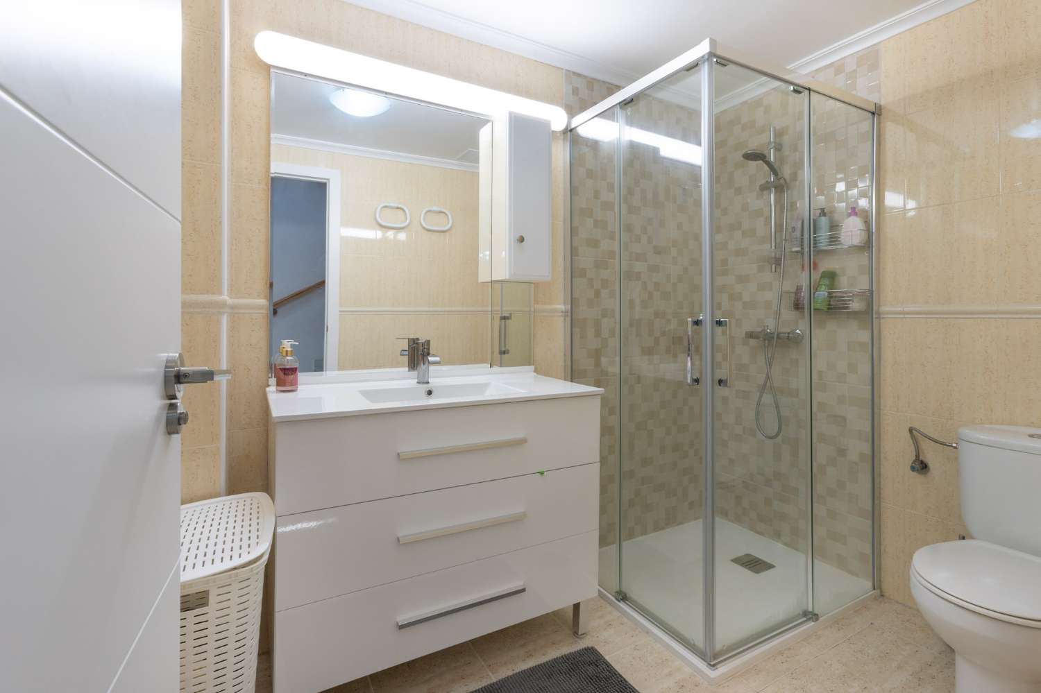 APARTAMENTO DE ESQUINA EN LA FLORIDA: DISEÑO MODERNO, ESPACIO Y UBICACIÓN PRIVILEGIADA