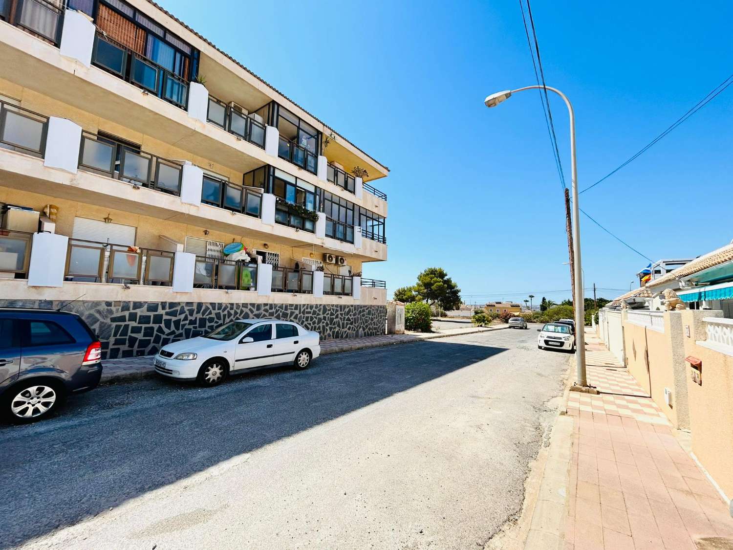 GEMÜTLICHE WOHNUNG IN EL CHAPARRAL MIT TERRASSE UND FREIEM BLICK