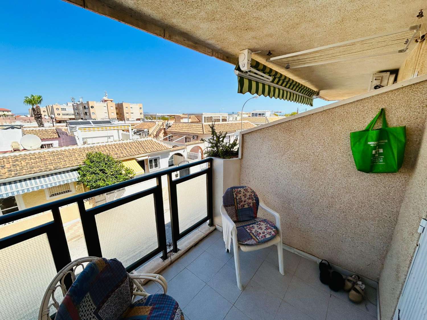 GEMÜTLICHE WOHNUNG IN EL CHAPARRAL MIT TERRASSE UND FREIEM BLICK