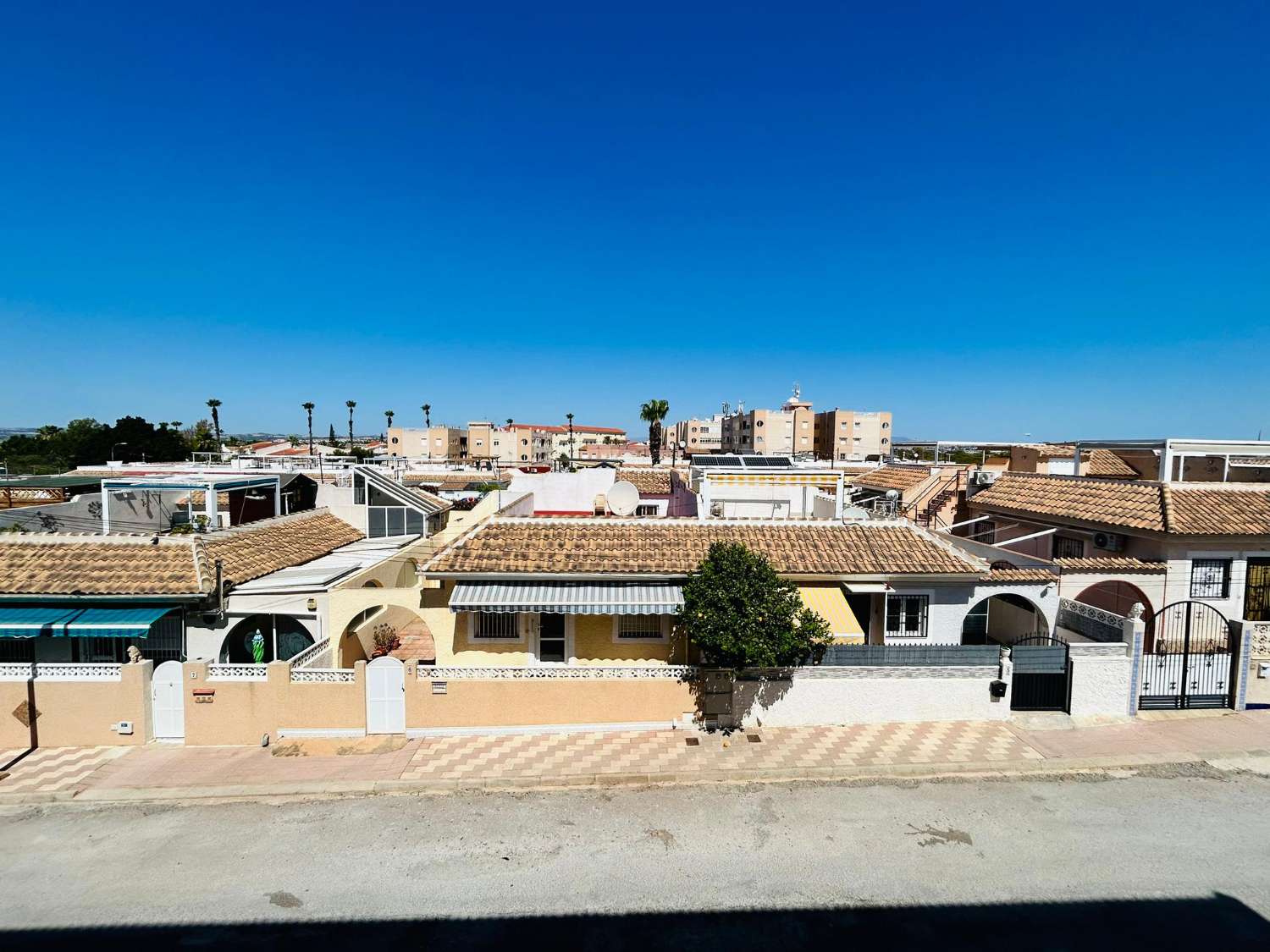 GEMÜTLICHE WOHNUNG IN EL CHAPARRAL MIT TERRASSE UND FREIEM BLICK