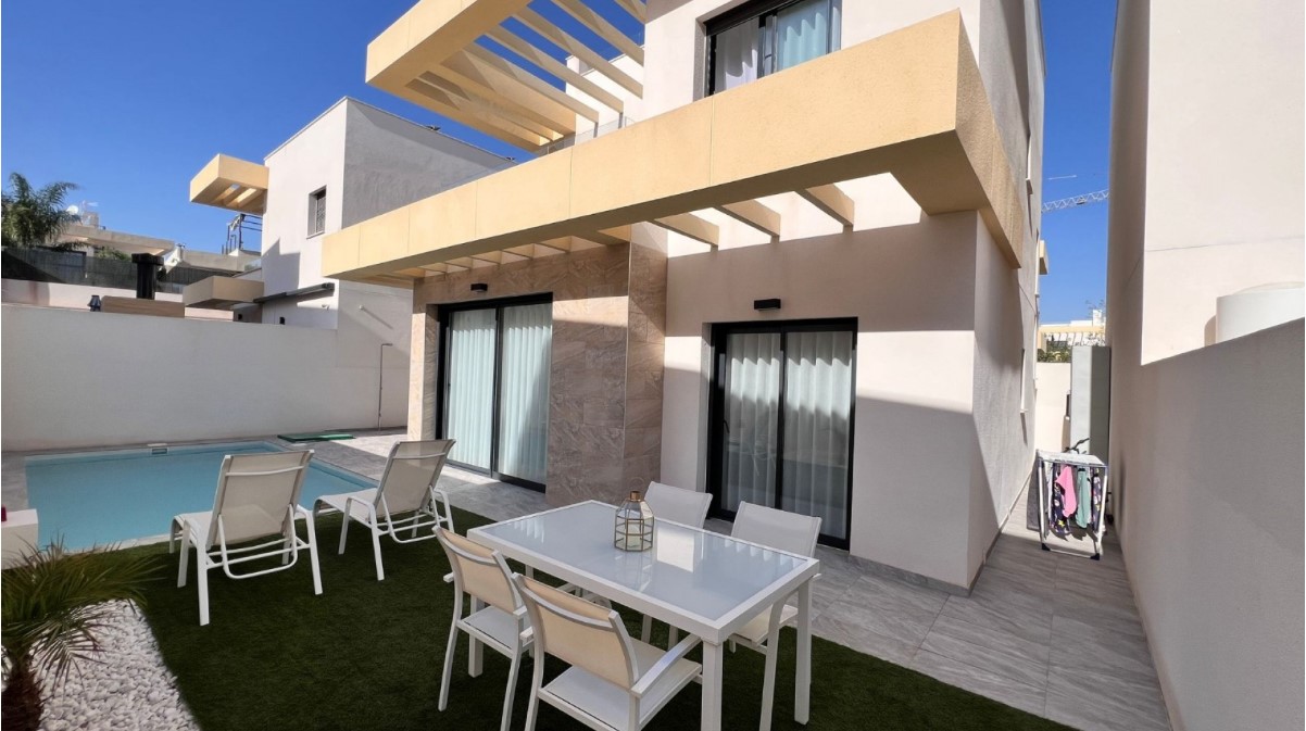 Vila en venda in Los Montesinos