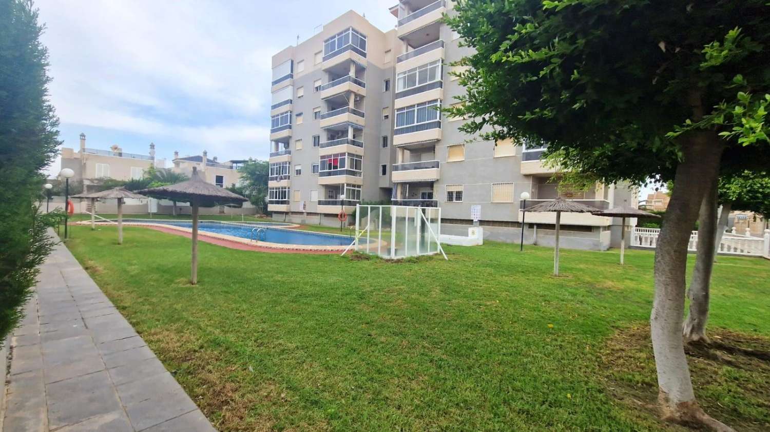 PROSTORNÝ MEZONETOVÝ BYT VE VÝBORNÉM STAVU 1 KM OD PLÁŽE LA MATA V SOUKROMÉ REZIDENCI S BAZÉNEM