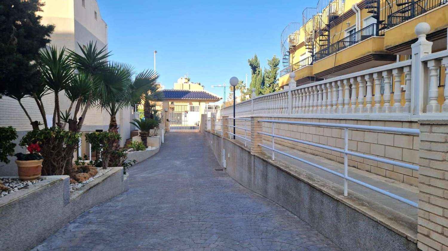 PROSTORNÝ MEZONETOVÝ BYT VE VÝBORNÉM STAVU 1 KM OD PLÁŽE LA MATA V SOUKROMÉ REZIDENCI S BAZÉNEM