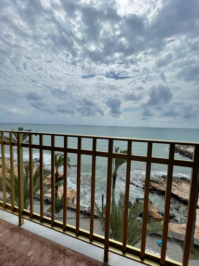 ESPECTACULAR PISO EN PRIMERA LÍNEA  CON VISTAS AL MAR A SOLO 20 METROS!