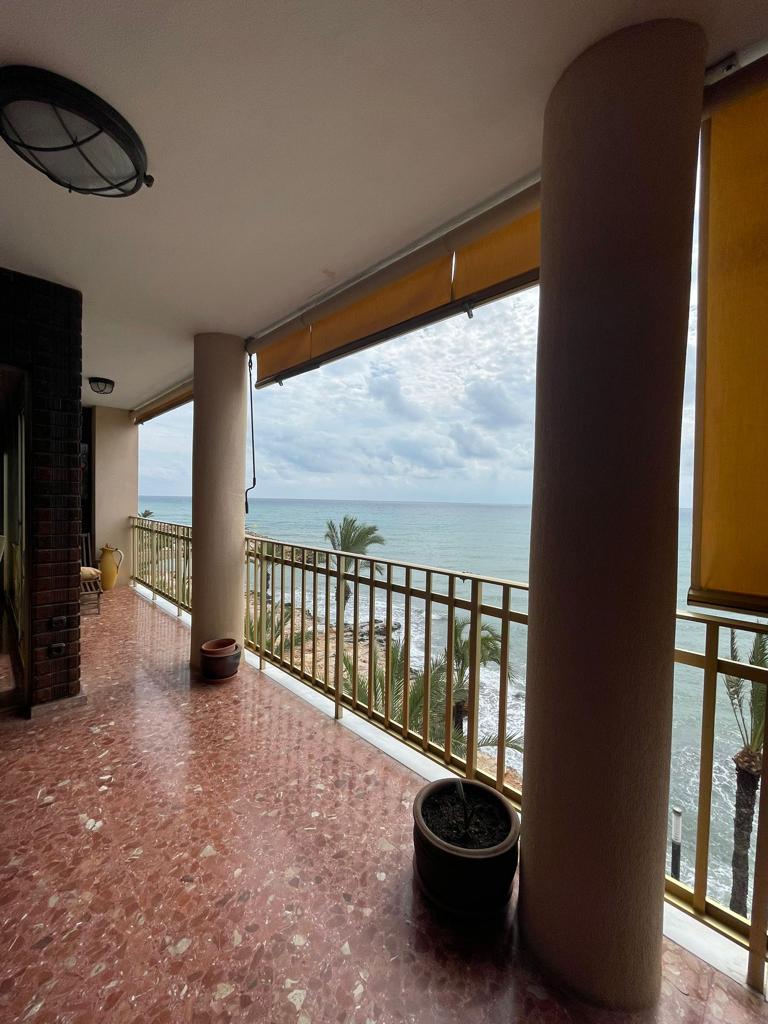ESPECTACULAR PISO EN PRIMERA LÍNEA  CON VISTAS AL MAR A SOLO 20 METROS!