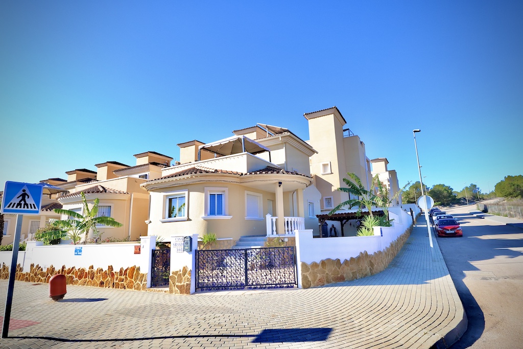 SPECTACULAR DETACHED CORNER VILLA IN EXCLUSIVE RESIDENTIAL AREA OF SAN MIGUEL DE SALINAS
