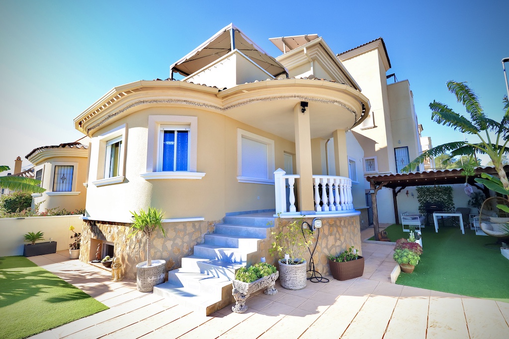 SPECTACULAR DETACHED CORNER VILLA IN EXCLUSIVE RESIDENTIAL AREA OF SAN MIGUEL DE SALINAS