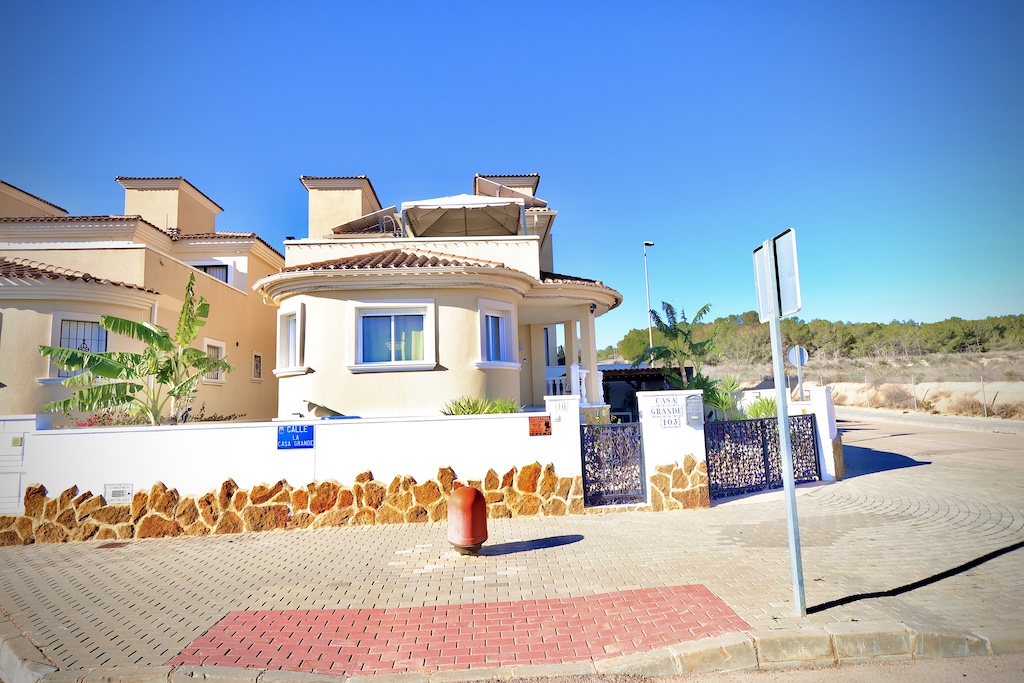 SPECTACULAR DETACHED CORNER VILLA IN EXCLUSIVE RESIDENTIAL AREA OF SAN MIGUEL DE SALINAS
