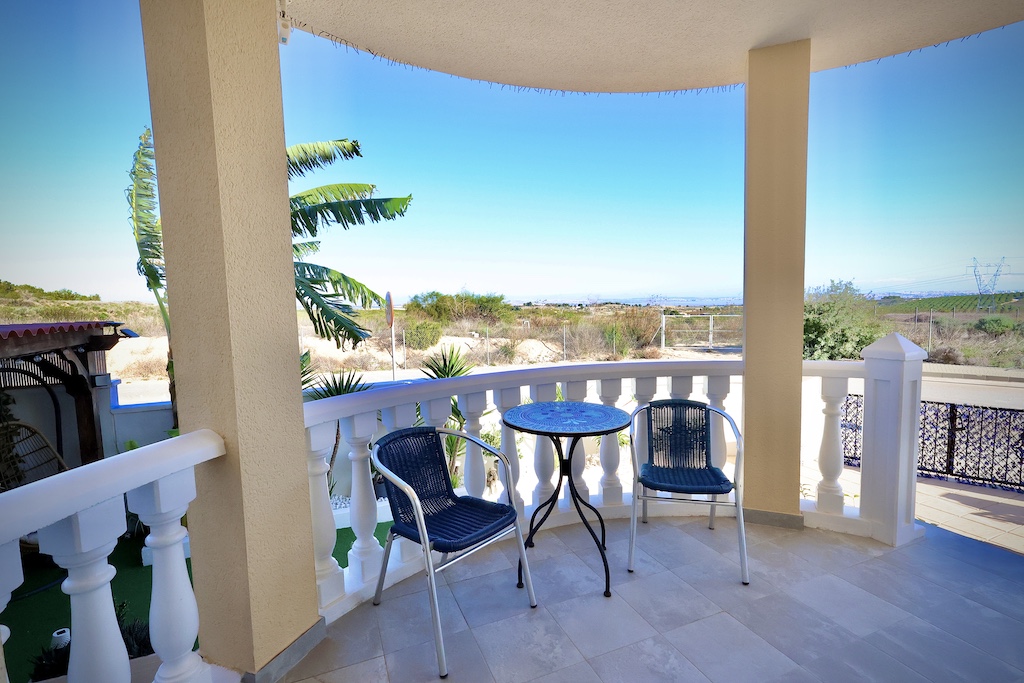 SPECTACULAR DETACHED CORNER VILLA IN EXCLUSIVE RESIDENTIAL AREA OF SAN MIGUEL DE SALINAS