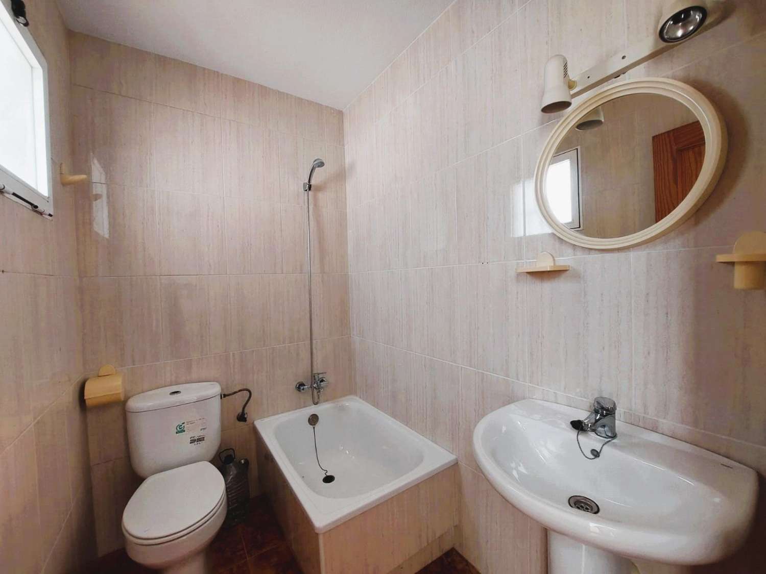 QUAD TYPE VILLA MED SYDLIG ORIENTERING OG STOR LYSSTYRKE I ROLIG URBANISERING