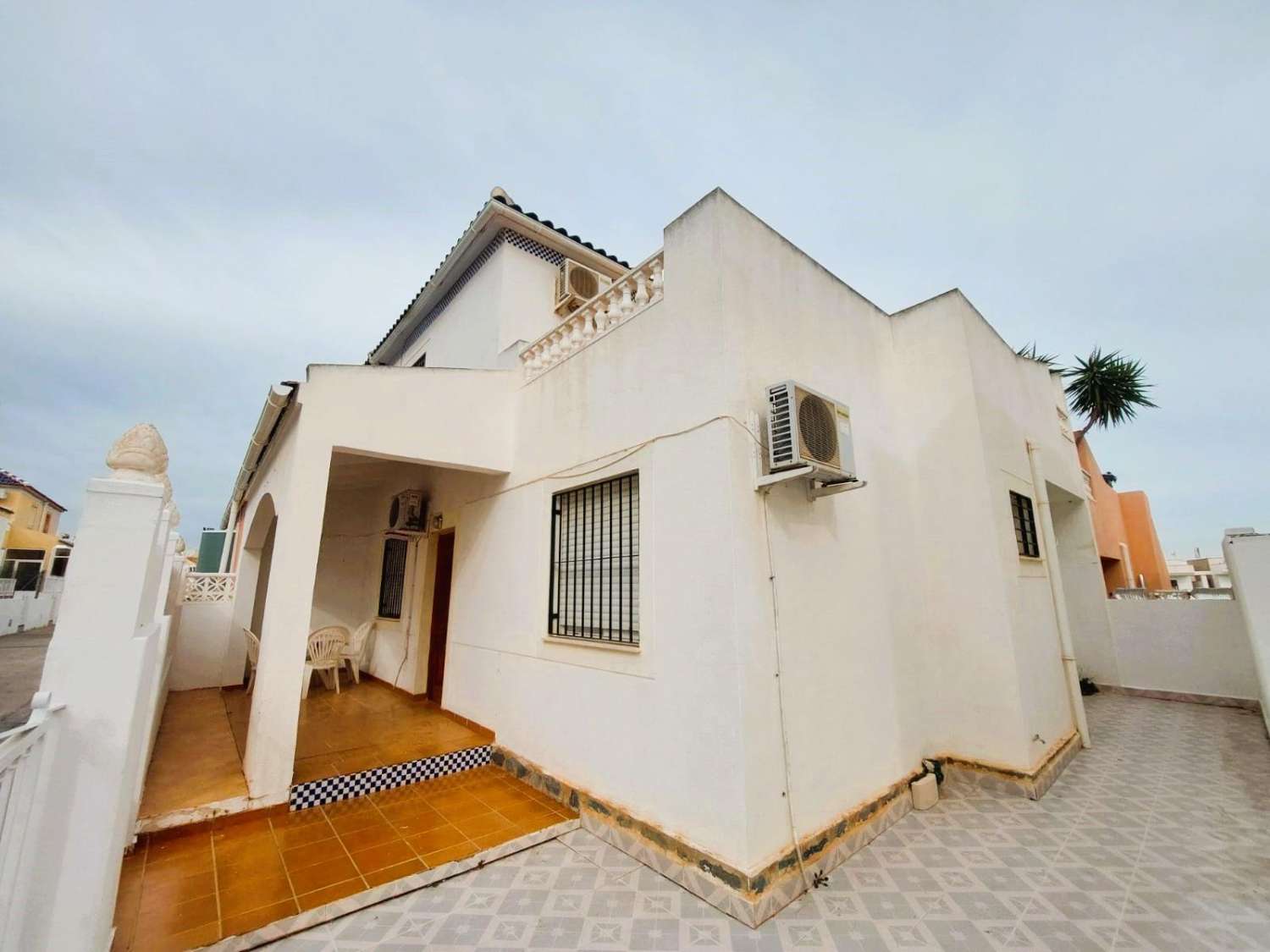 QUAD TYPE VILLA MED SYDLIG ORIENTERING OG STOR LYSSTYRKE I ROLIG URBANISERING