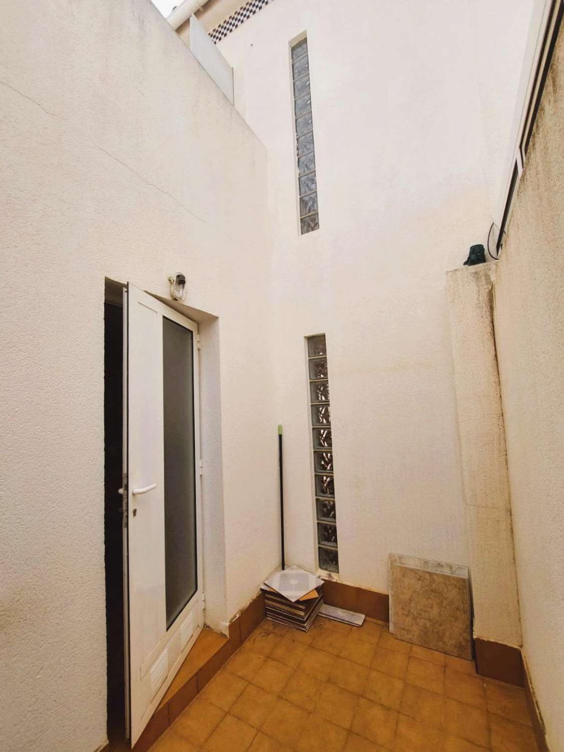 QUAD TYPE VILLA MED SYDLIG ORIENTERING OG STOR LYSSTYRKE I ROLIG URBANISERING