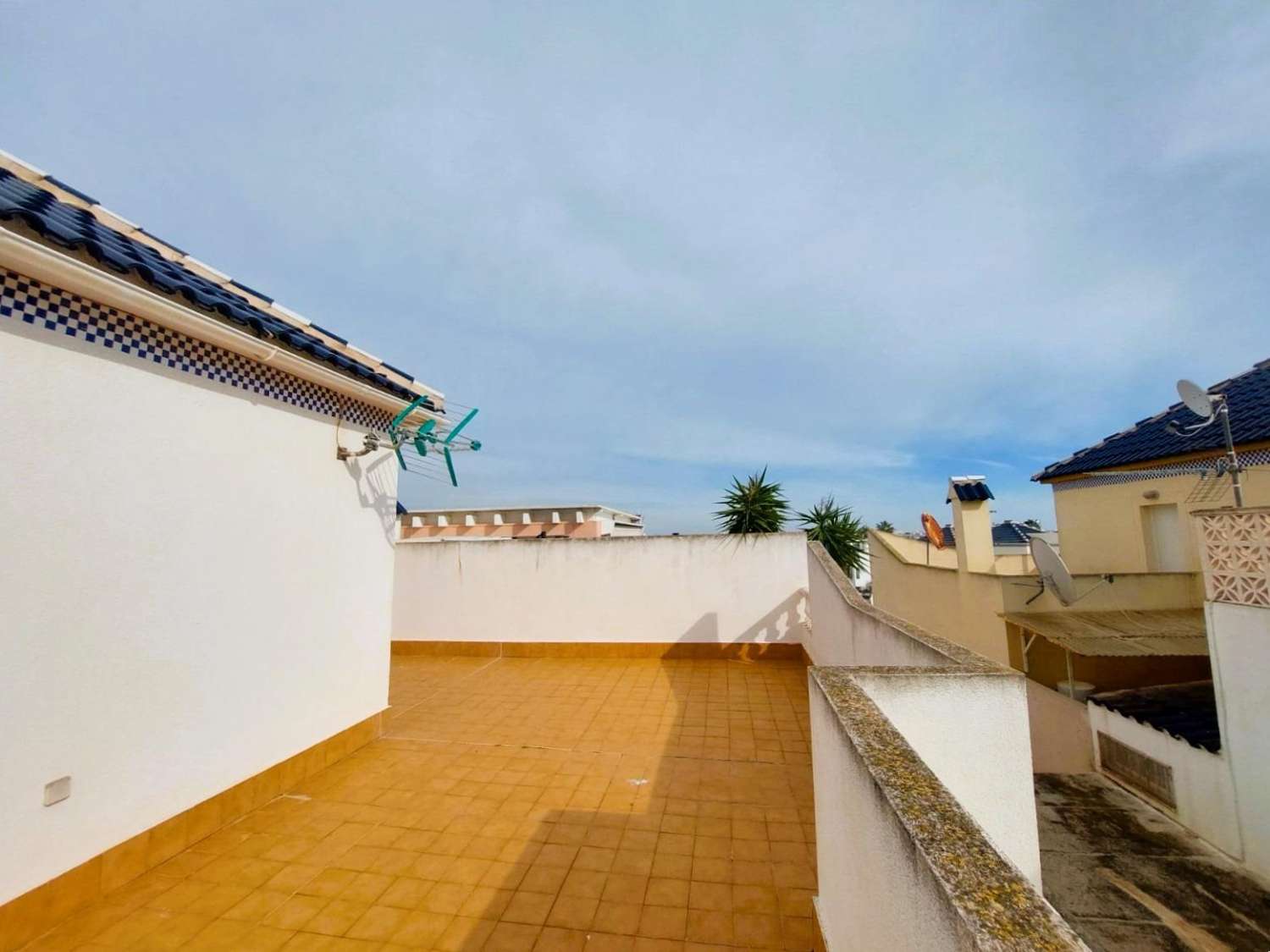 QUAD TYPE VILLA MED SYDLIG ORIENTERING OG STOR LYSSTYRKE I ROLIG URBANISERING