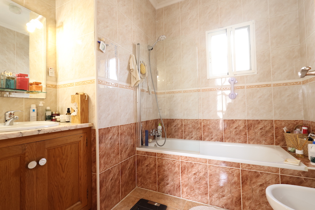 DETACHED VILLA IN PLAYA FLAMENCA WITH PLOT, TERRACES AND COMMUNAL POOL